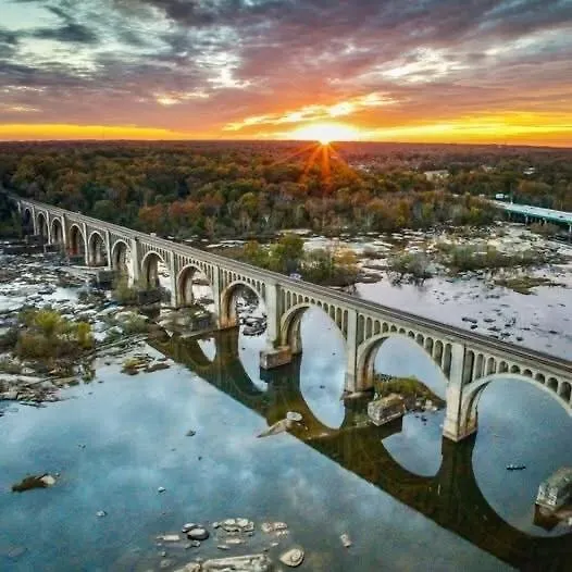 Best Getaway Place In Richmond 0*,